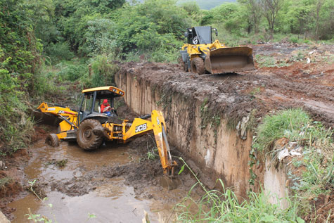 Brumado: Prevendo alagamento, prefeitura realiza limpeza no Riacho do Bufão