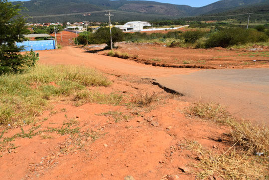 Prefeitura realiza limpeza para início das obras de pavimentação das vias de acesso ao Ifba em Brumado
