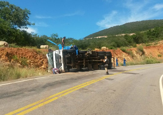 Livramento: Duas pessoas ficam feridas em acidente com caminhão na BA-148