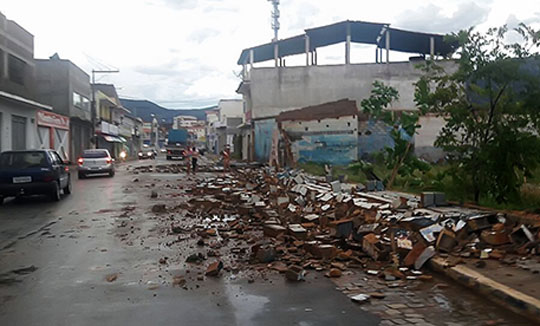 Chuva forte causa transtornos à população da cidade de Livramento de Nossa Senhora