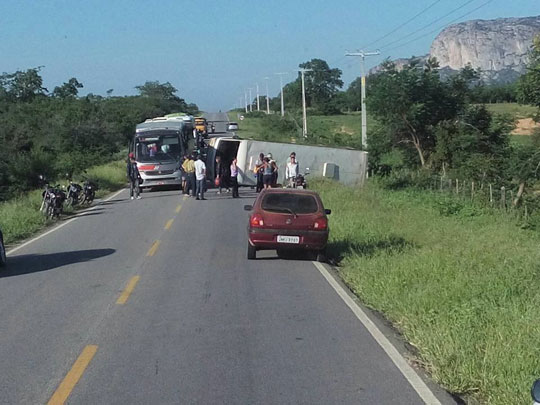 Várias pessoas ficam feridas em acidente com ônibus rural em Livramento de Nossa Senhora