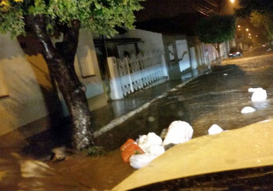 Brumado: Após chuva arrastar lixo e causar transtornos, Comar alerta população sobre a coleta