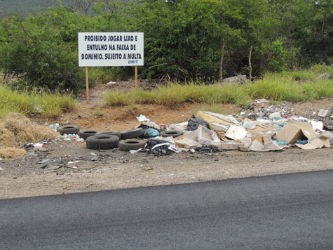 Brumado: Populares ignoram proibição de despejo de lixo na BR-030