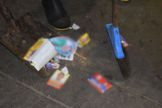 Lixo eleitoral irrita feirantes e clientes no mercado municipal em Brumado