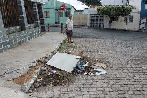 Brumado: Morador da Rua Geni Miranda reclama de lixo de obra da prefeitura deixado em sua porta