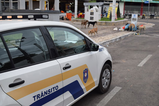 Brumado: Restaurantes e lanchonetes são notificados por despejo irregular de lixo na Praça da Prefeitura