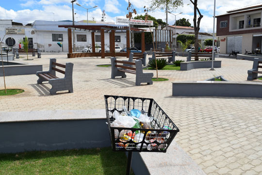 Brumado: Populares dizem que ainda há lixo da inauguração na Praça Pompílio Leite