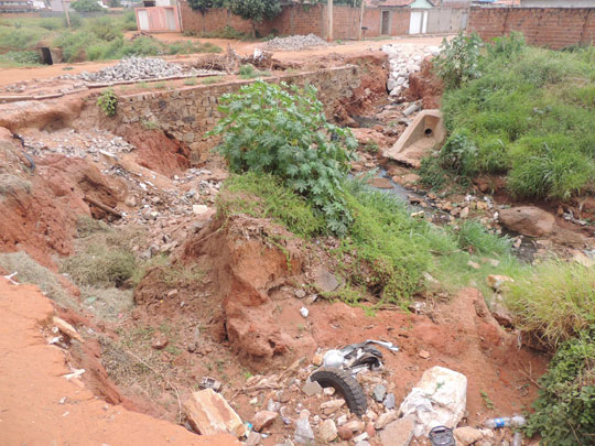 Brumado: Lixo está sendo despejado à margem do Riacho do Bufão e moradores culpam prefeitura