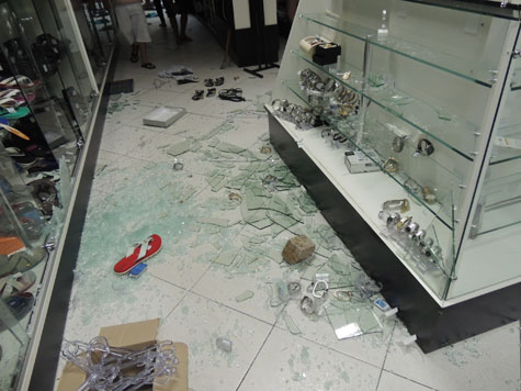 Greve da PM: Loja é saqueada em Brumado