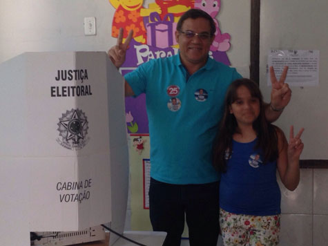 Caculé: Acompanhado da filha, Luciano Ribeiro vota e segue confiante na vitória