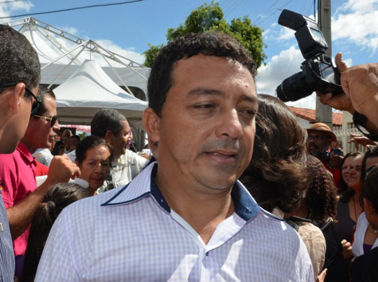 Prefeito de Caraíbas é multado em R$ 5 mil por falhas em processo licitatório