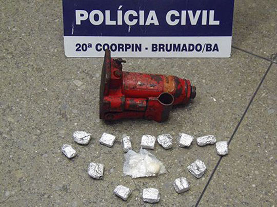 Drogas e macaco hidráulico são encontrados no teto da cadeia em Brumado
