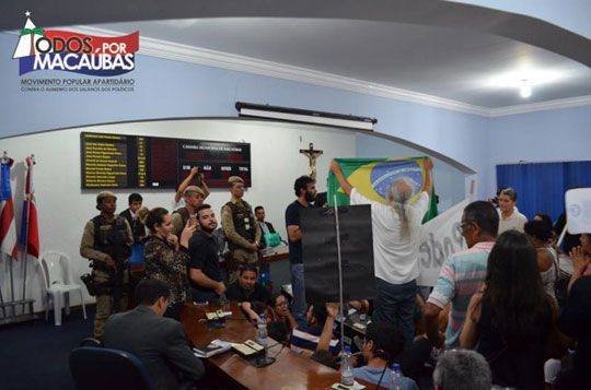 Manifestantes ocupam Câmara de Macaúbas em protesto contra não redução de subsídios