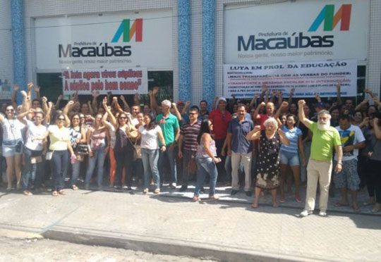 Servidores ocupam prefeitura de Macaúbas por atraso de salários