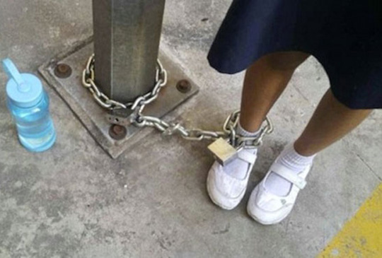 Mãe acorrenta filha em um poste de luz como punição por não querer ir a escola