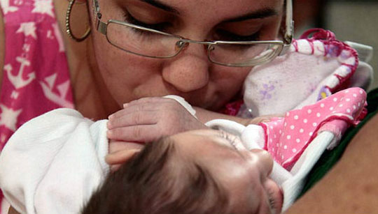 Bebês de baixa renda com microcefalia receberão salário mínimo mensalmente