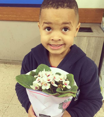 Mãe faz filho de 4 anos pedir desculpas a colega de escola com flores