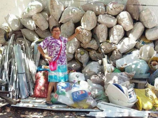 Mãe junta 300 kg de latinhas e realiza sonho do filho de estudar fora