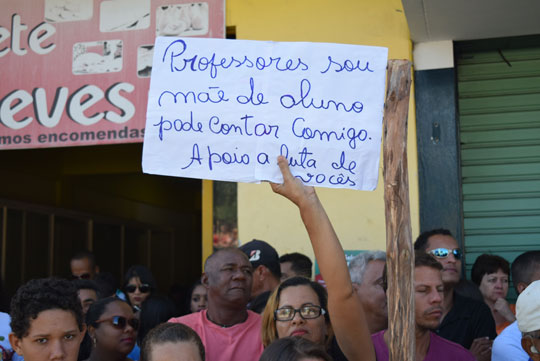Brumado: Com protesto dos professores e vaias da população, prefeito abandona desfile cívico