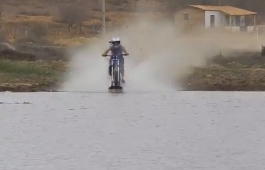 Piloto de Maetinga adapta moto para rodar sobre a água