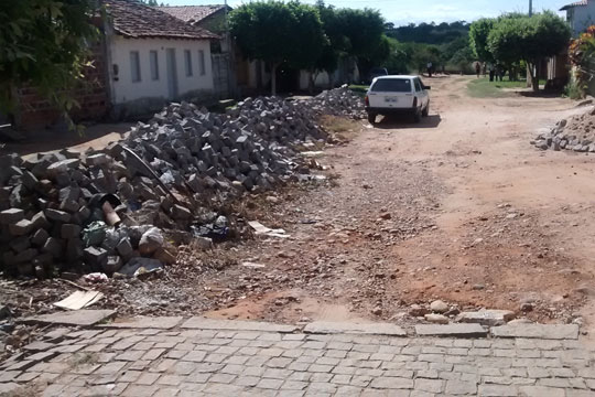 Malhada de Pedras: Calçamento é esquecido na rua desde as eleições de 2014