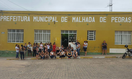 Professores de Malhada de Pedras protestam na prefeitura por pagamento de salários