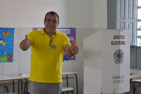 Manelão é primeiro candidato a votar em Brumado