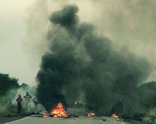 Protesto bloqueia passagem da BR-030, próximo ao aeroporto de Brumado