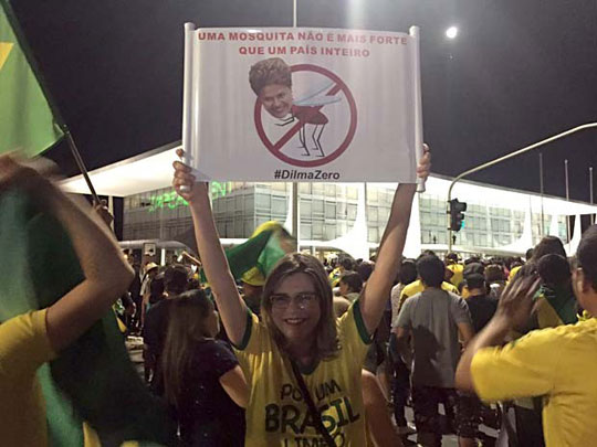 Manifestantes iluminam o Planalto com 'impeachment'