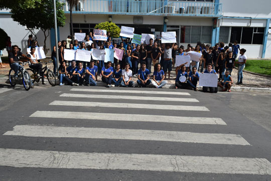 Estudantes protestam contra reforma da previdência e projetos de lei e ocupam prefeitura de Brumado