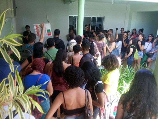 Conquista: Estudantes de Jornalismo da Uesb fazem manifestação pacífica cobrando melhorias no curso