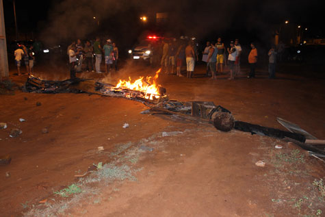 Brumado: Revoltados, moradores bloqueiam rua e incendeiam troncos exigindo pavimentação