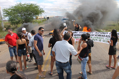Brumado: Moradores dos Pebas interditam BR-030 em protesto contra presídio