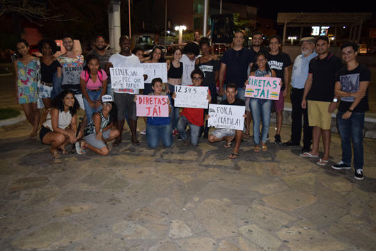 Estudantes vão às ruas de Brumado pedir o impeachment do presidente Michel Temer