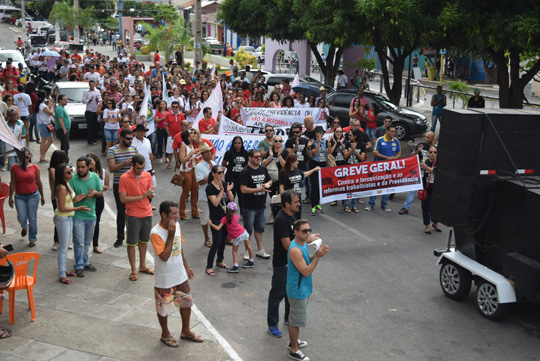 Manifestantes pedem saída do prefeito Eduardo Vasconcelos durante protesto em Brumado