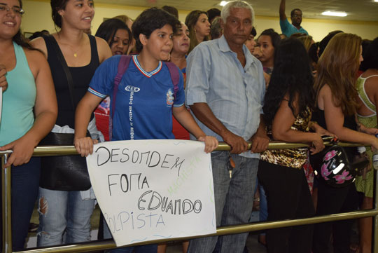 Brumado: Populares protestam contra projetos de lei e pedem saída do prefeito Eduardo Vasconcelos