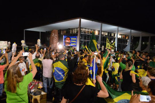 Em frente ao STF, manifestantes protestam contra decisão de Teori sobre Lula