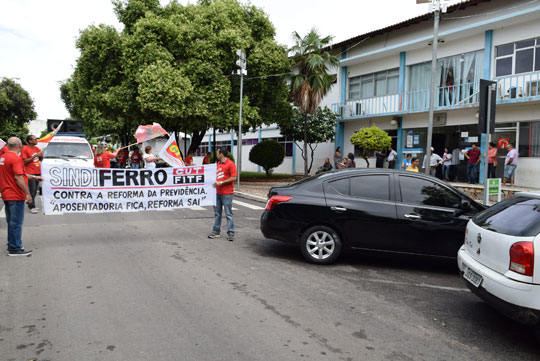 Brumado: Manifestantes pedem saída do prefeito Eduardo Vasconcelos