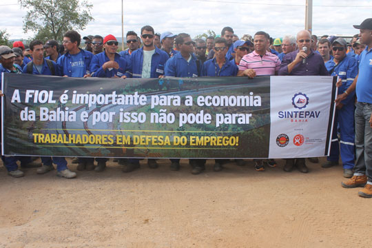 Brumado: Operários da Fiol fazem protesto cobrando da presidente Dilma manutenção dos empregos