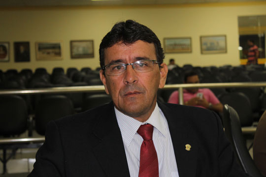 Decepcionado em ter apoiado o deputado Aderbal Caldas, vereador Manoel Romar declara apoio a Vítor Bonfim