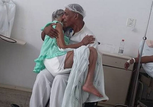 Salvador: Foto de maqueiro cantando para paciente em hospital causa comoção nas redes sociais