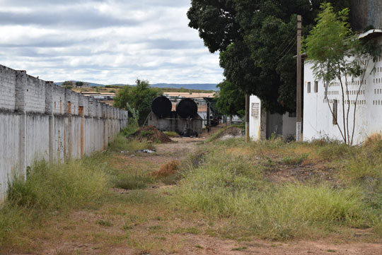 Máquina de produção de asfalto é abandonada no antigo Derba de Brumado