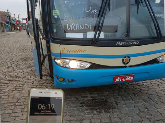 Brumadenses estão desde às 03h30 em ônibus quebrado da Novo Horizonte em Maracás