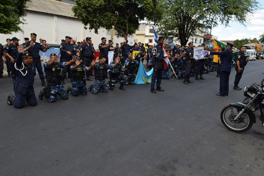 Marcha Azul Marinho toma conta das ruas de Brumado