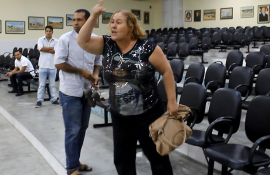 Brumado: Professora que arremessou tamanco contra vereador poderá ser intimada