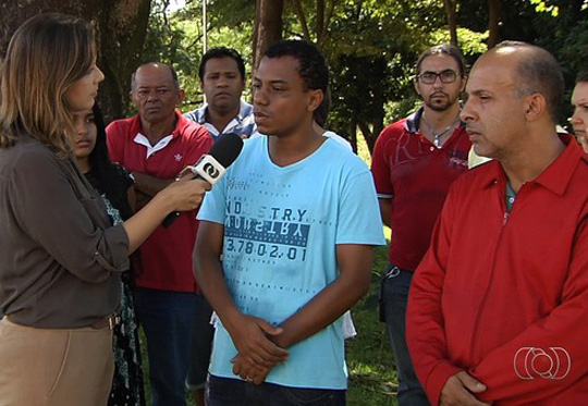 Marido pede ajuda na TV ao lado do pai da vítima e depois é preso