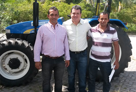 Tanhaçu: Associação da Jurema recebe trator agrícola