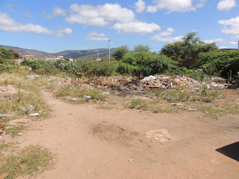 Brumado: Mato e escuridão amedrontam moradores no Feliciano Pereira