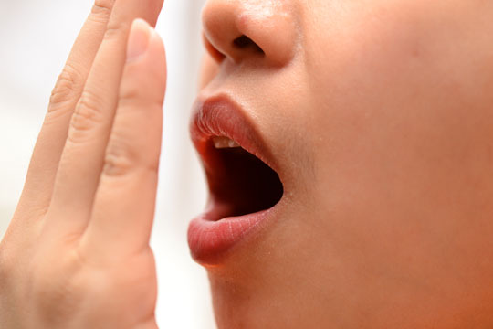 30% da população do país sofre com mau hálito