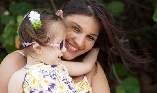 Cega, menina brasileira enxerga a mãe pela 1ª vez após cirurgia nos EUA